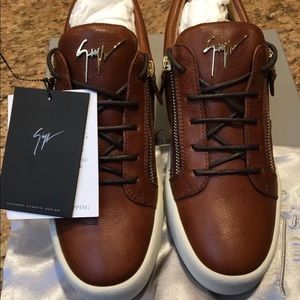 Comment below sizes 13.5